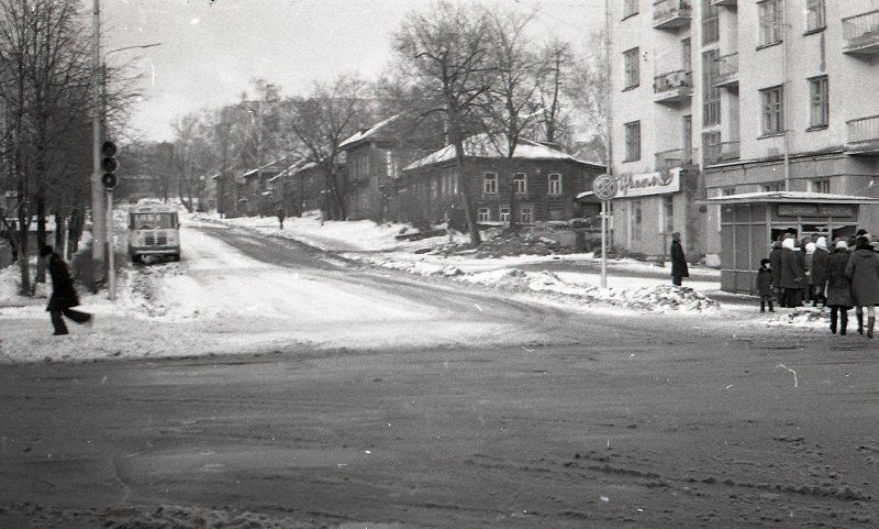Перекресток улиц Красноармейская и Ленина. Жмелев Ф.А. 1975. Ижевск.