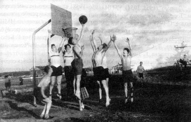 Старый стадион Зенит. Тренировка баскетболистов. 1949 г.