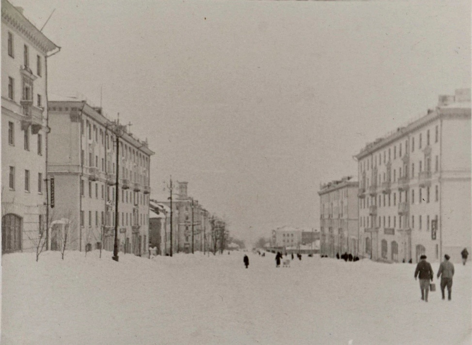 Пушкинская улица. Фото: В.И. Черезов, зима 1957 г. До открытия сквозного проезда через Центральную площадь она фактически являлась самой большой пешеходной улицей.