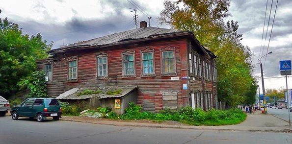 Двухэтажный деревянный дом Горького 52 Ижевск.