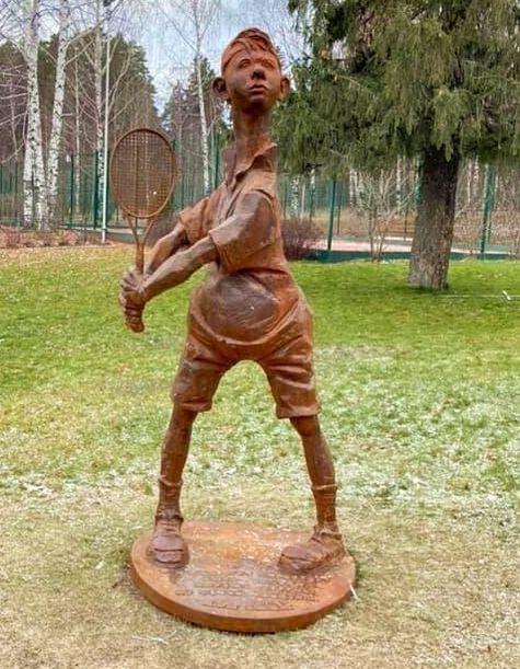 В ноябре 2021 года в парке им. Кирова в Ижевске установили скульптура теннисиста.