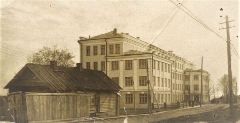 Вид на школу № 22. Красногеройская 12. 1950-е годы. Фото: НМУР.
