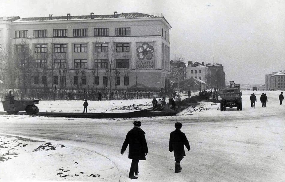 Перекресток улиц К.Маркса и Красногеройской. Трамвай. Слева Ижевское медицинское училище.