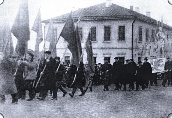 Ноябрь 1949-го. За демонстрантами дом купца Степана Жерехова.