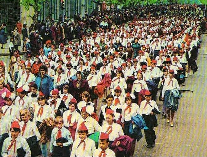 Шествие пионеров по улице Советской 19 мая, 1980-е годы в Ижевске. СССР.