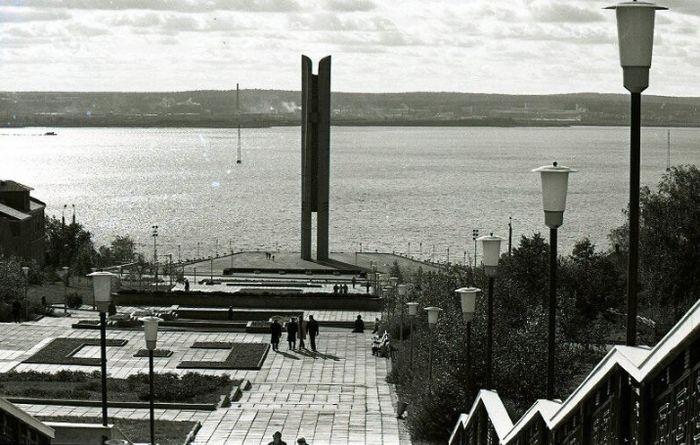 Монумент Дружбы народов и пруд в Ижевске. Сентябрь 1979. Фото: Е.Н.Загуляев. Коллекция НМУР.