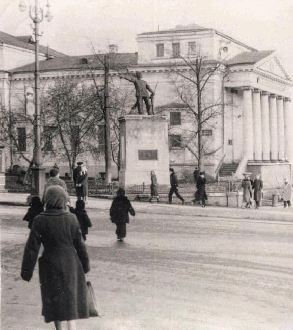 Памятник лидеру ижевских большевиков Пастухову рядом с кинотеатром Колосс. Ижевск.