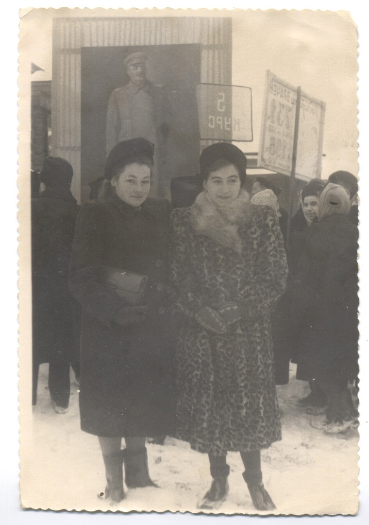 Студентки мединститута на демонстрации 7 ноября 1951 года. Музей города Ижевска.
