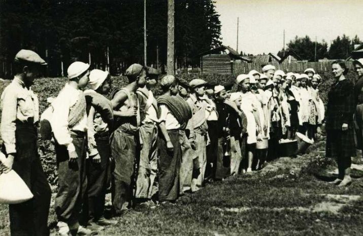 В пионерском лагере при школе №16 Ижевска. 16.07.1947 г. Ижевск.
