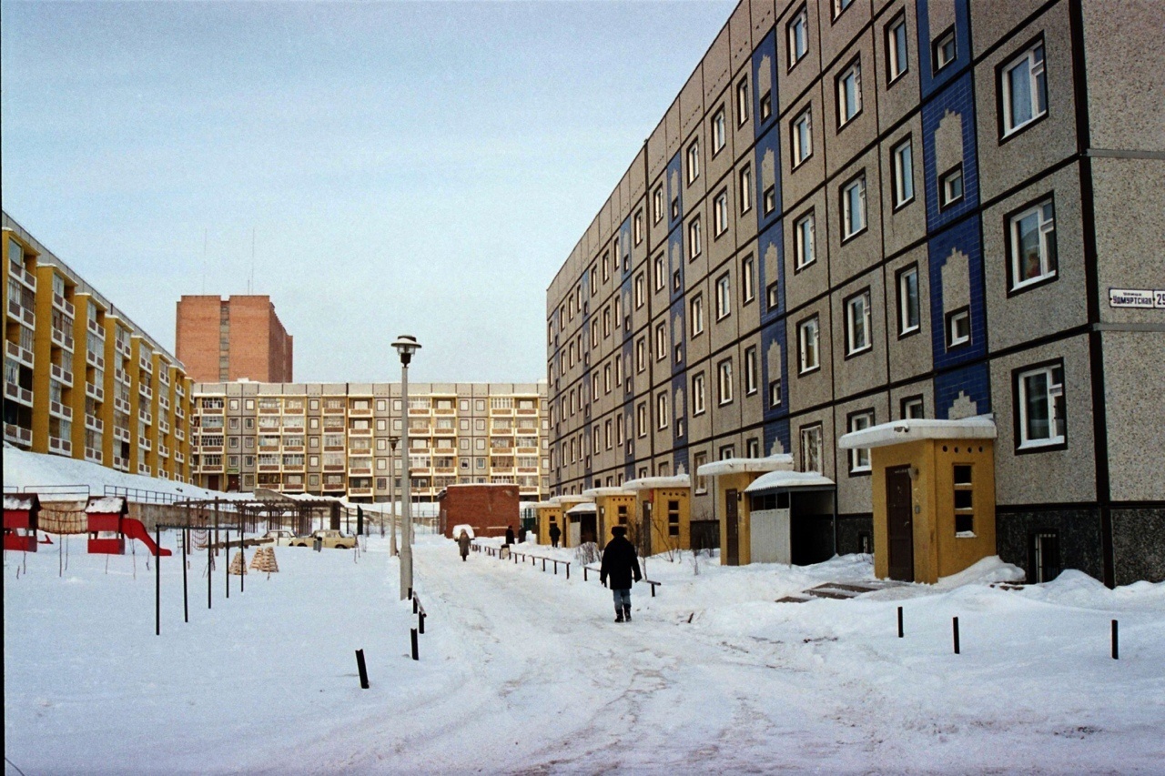 "Немецкие" дома. Ижевск. Фото: Николай Сюваев. Ижевские картинки (2001 г., архив, плёнка).