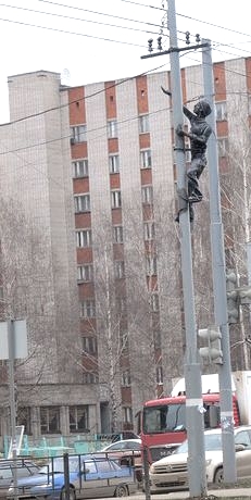 Скульптура электрика в Ижевске. Паблик-арт.