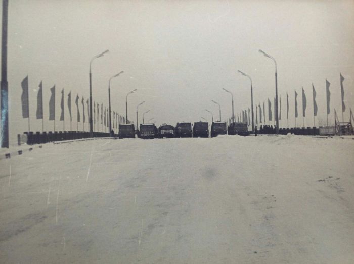 Первые грузовики идут по путепроводу на улице Новожимова в день открытия, в народе этот путепровод называют "Долгий мост" по аналогии с Долгим мостом через реку Иж к проходной "Ижстали". Фото: 2 ноября 1976 года, ЦГА УР.