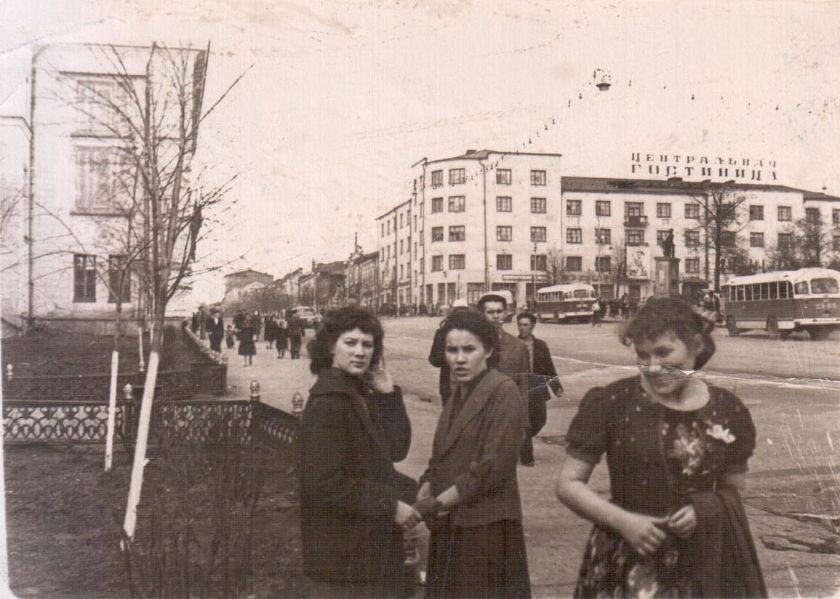 Ограда с молодыми деревьями у ДК "Ижмаш". Фото: 1960 год. Архив Натальи Посадовой.