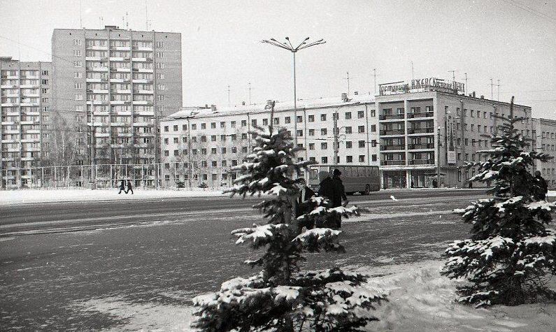 Гостиница "Ижевск" на улице Пушкинской. Фото: Ф.А. Жемелев, 1975 г. Ижевск. 14-этажки на улице Наговицина.