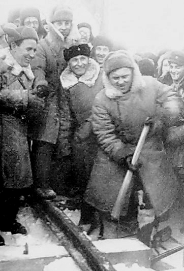 Секретарь Удмуртского обкома ВКП(б) Чекинов А.П. забивает последний костыль перед открытием сквозного движения по железнодорожной линии Ижевск-Балезино. 27 января 1943 г.