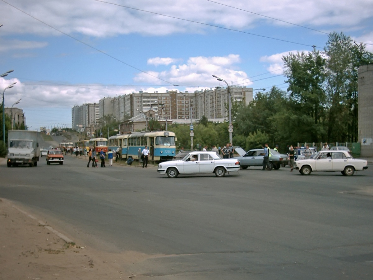ДТП на улице Ленина, 31 июля 2003 года. За трамваями крыша школы-интернат. Ижевск.