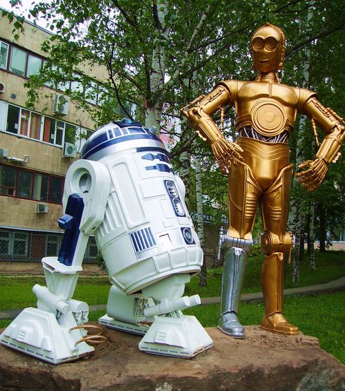 Памятник дроидам C-3PO и R2-D2 в Ижевске. Паблик-арт.