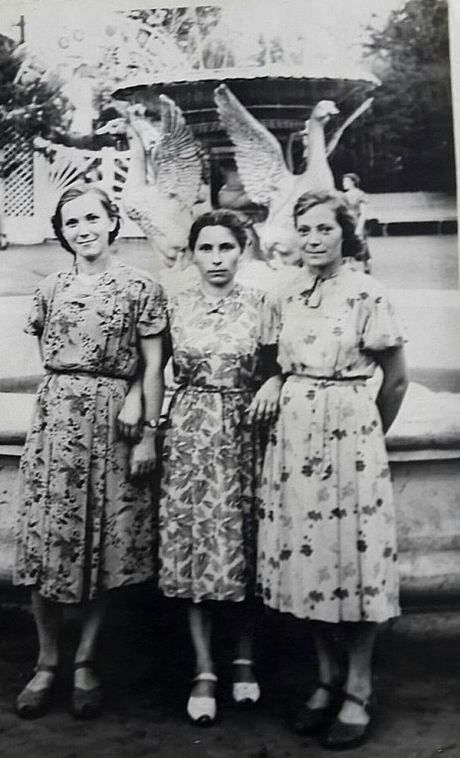 В Летнем саду. 1957 год Фото из семейного архива Любови Яновой. Ижевск.