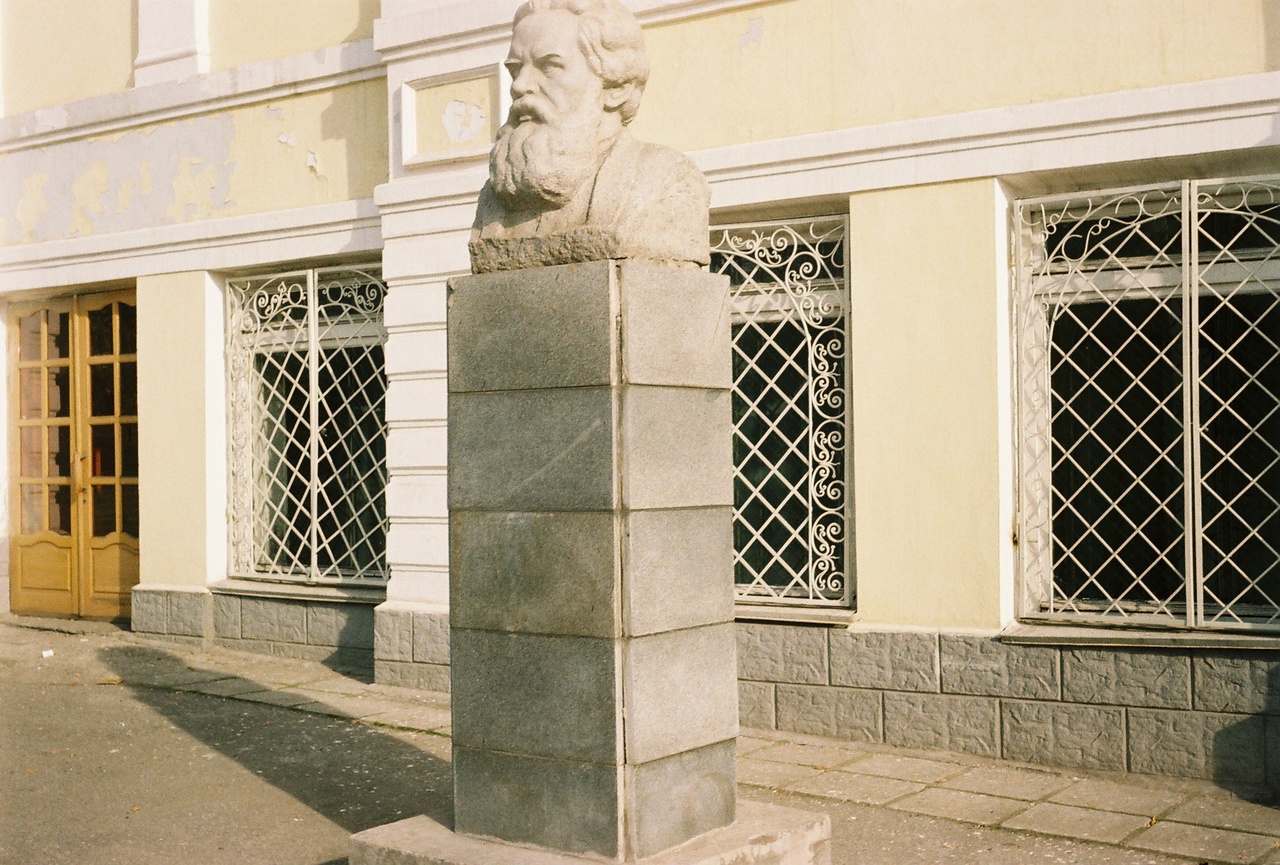 Бюст В.Г. Короленко - русскому писателю XIX в., перед главным входом в здание Русского драмтеатра им. Короленко.