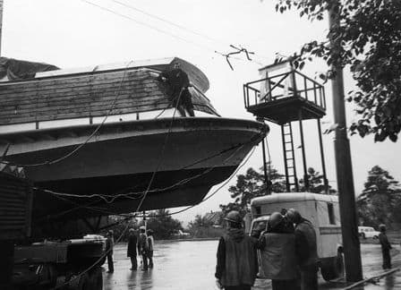Доставка теплохода Москва-117 в Ижевск. 1982 год. Фотограф Ф.А. Жемелев.