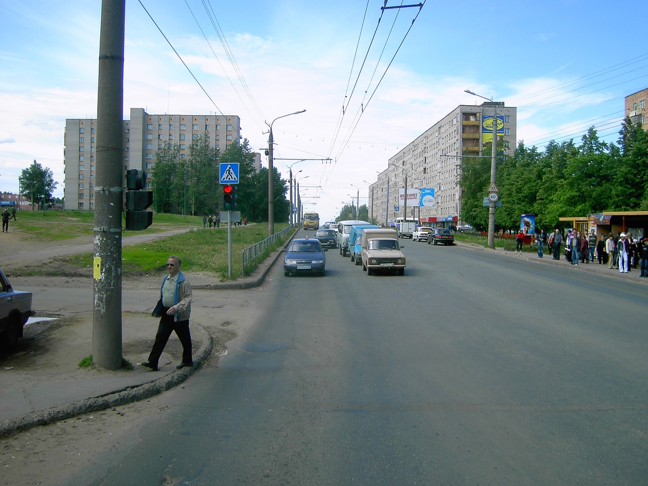 Улица Ворошилова. Июнь 2005 года. Ижевск. Все автомобили отечественные. На дороге никакой разметки.