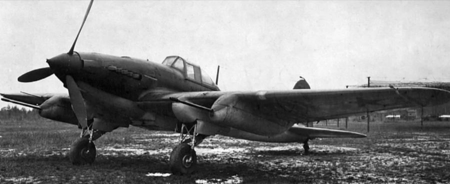 Штурмовик Ил-2 с орудиями ШФК-37 на полигонных испытаниях.