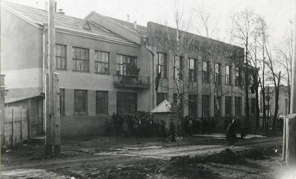 Фабрика-кухня на улице Советской 8.  Фото 1930-х годов. НМУР.