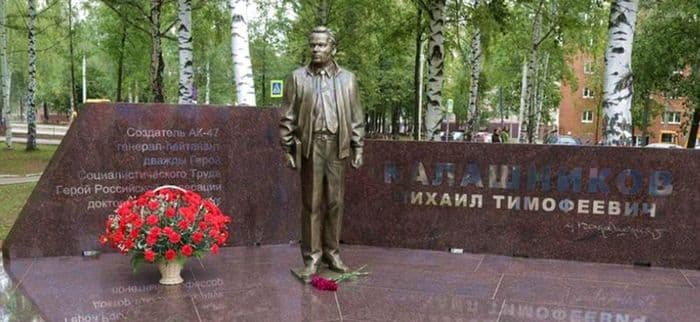 Памятник у главного корпуса Ижевского государственного технического университета. Ижевск