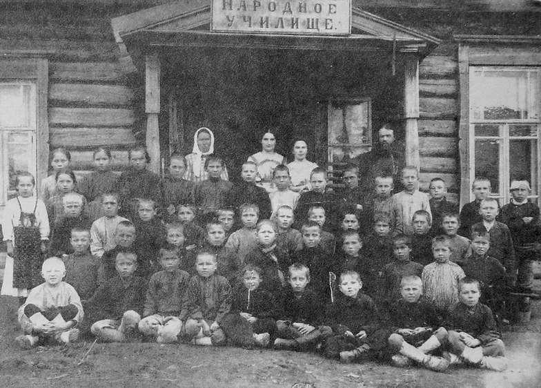 Елабужский М.С. среди школьников. Село Алнаши. 1890 г.