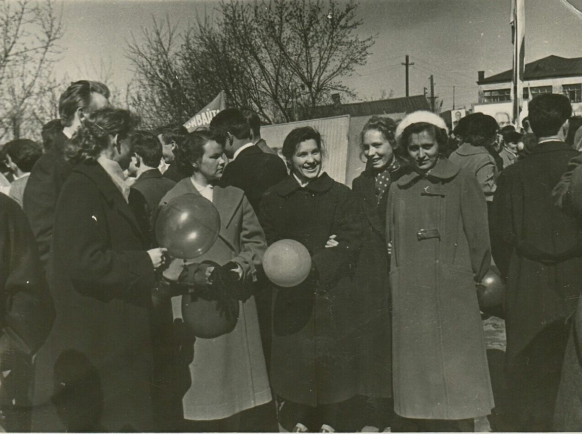 Студенты ИГМИ. Первомайская демонстрация 1955 г.