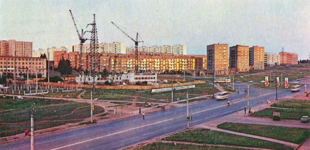 Перекресток улиц 9 января и Ворошилова, 1976 год. Фотоальбом книга "Ижевск" 1981 г. составитель Куликов К.И.