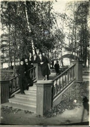 В Летнем саду. 1937 год. Фото: И.Г. Шушаков. Архив НМУР. Ижевск.