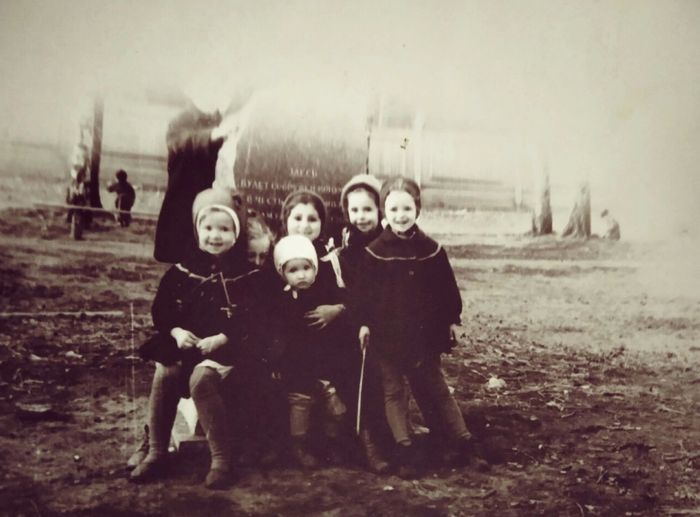Закладной камень, посвящённый 400-летию вхождения Удмуртии в состав России. Фото: 1961 год, из семейного архива Галины Калабиной.