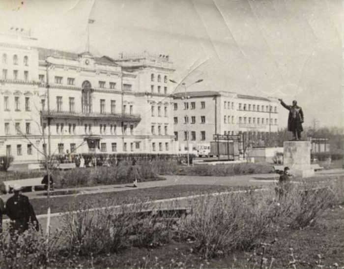 Вид на Красную площадь, Дом Советов и памятник Ленину в Сарапуле 1950 год. Фотокаталог ГКУ "ЦДНИ УР".