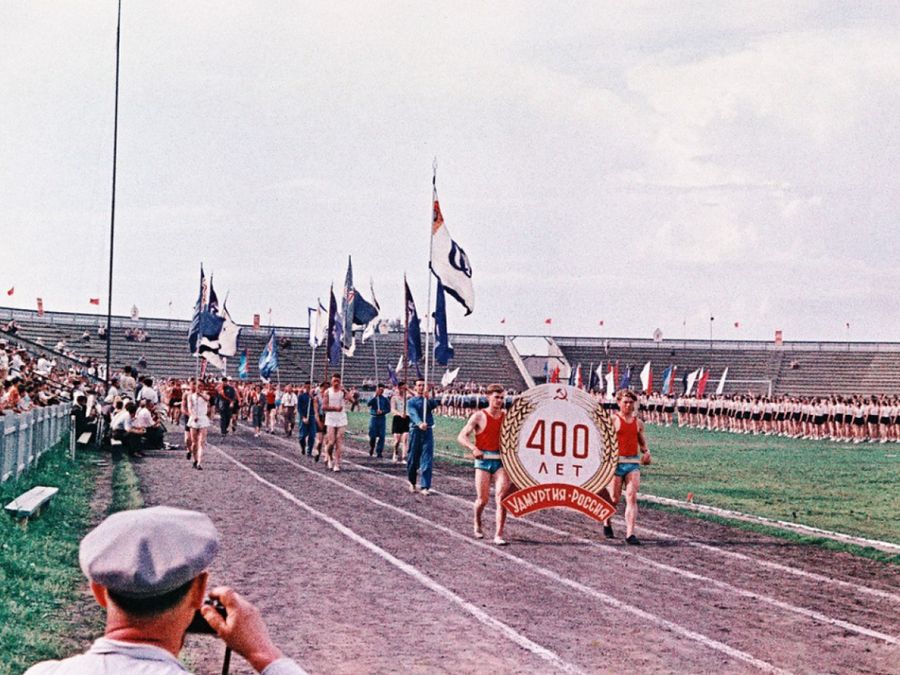 Спортивные мероприятия в честь празднования 400-летия добровольного вхождения Удмуртии в состав России на стадионе «Зенит». 1958 г.
