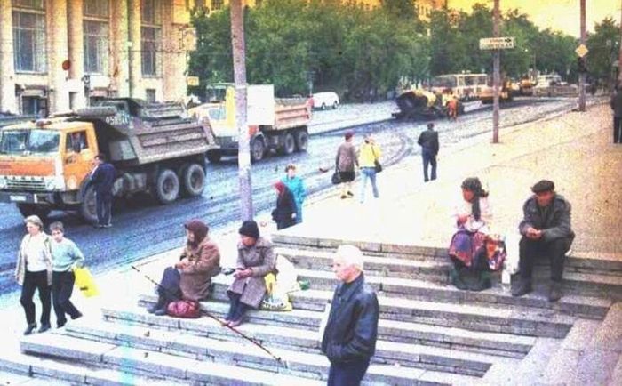 Укладка асфальта на улице Горького. 1.06.2001. Ижевск.