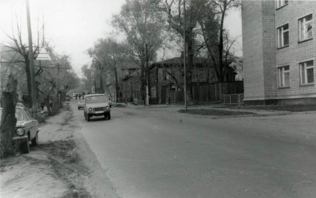 Улица Красная, вид от перекрестка с улицей Пастухова, 13.05.1986 года. Фото Ф.А.Жемелева. Слева стоит Запорожец, прямо едет ЛуАЗ.