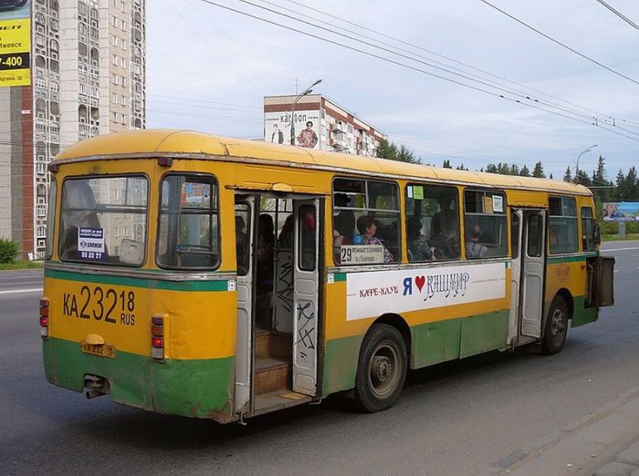 Справа дом Удмуртская 269. Справа дом Удмуртская 267/2. Автобус 29. Ижевск. Фото 2006-2008 годов.