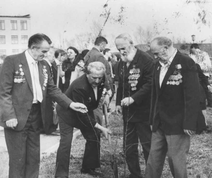 Ветераны ПО Редуктор - участники Великой Отечественной войны сажают деревья рядом с дворцом культуры завода, 9 мая 1985 года. На этом месте в 2022 году строится арбитражный суд. Ижевск.