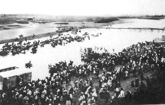 Купание лошадей в реке близь Глазова в Ильин день в сопровождении богослужения. 1910-1913 гг.