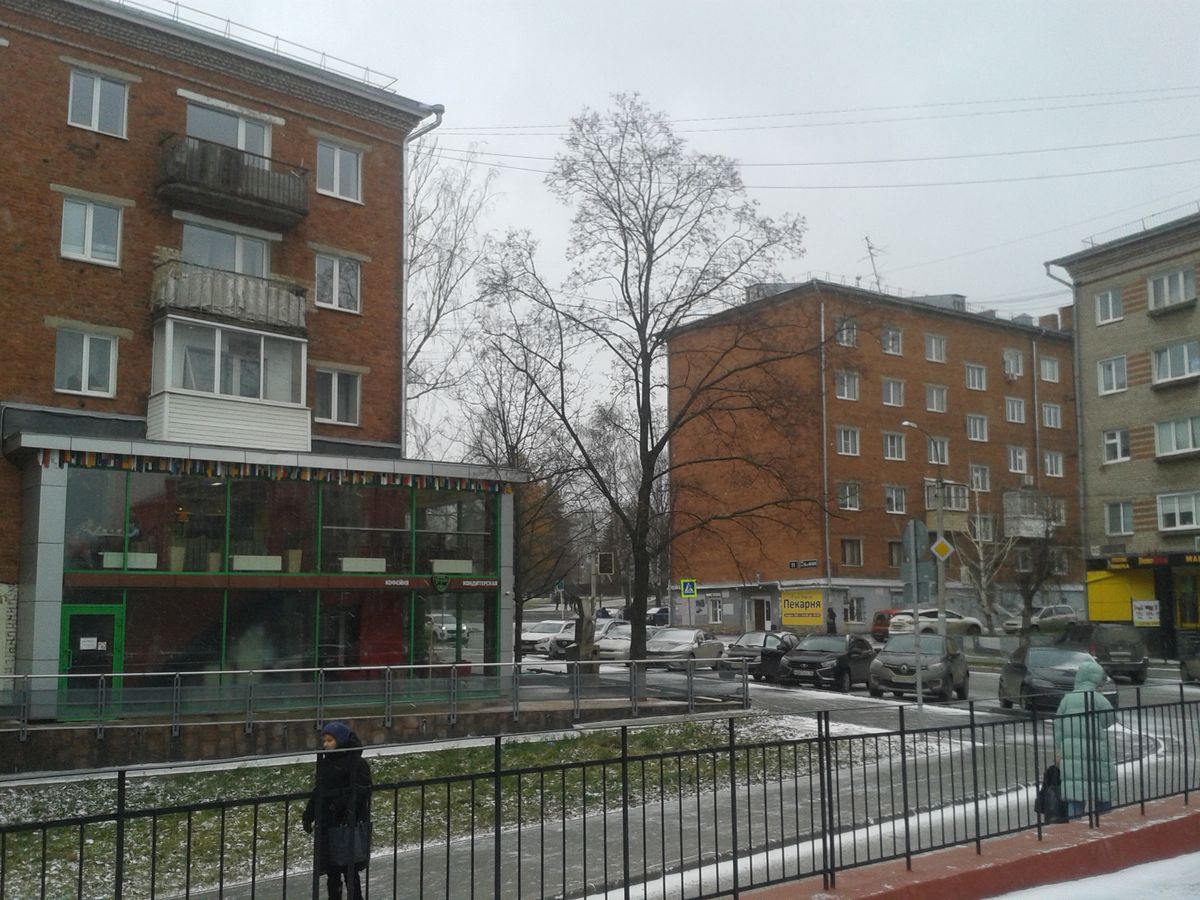 Слева дом Ломоносова 23, по центру 50-летия Октября 11. ДВА. 14.11.2022 13:27. Ижевск.