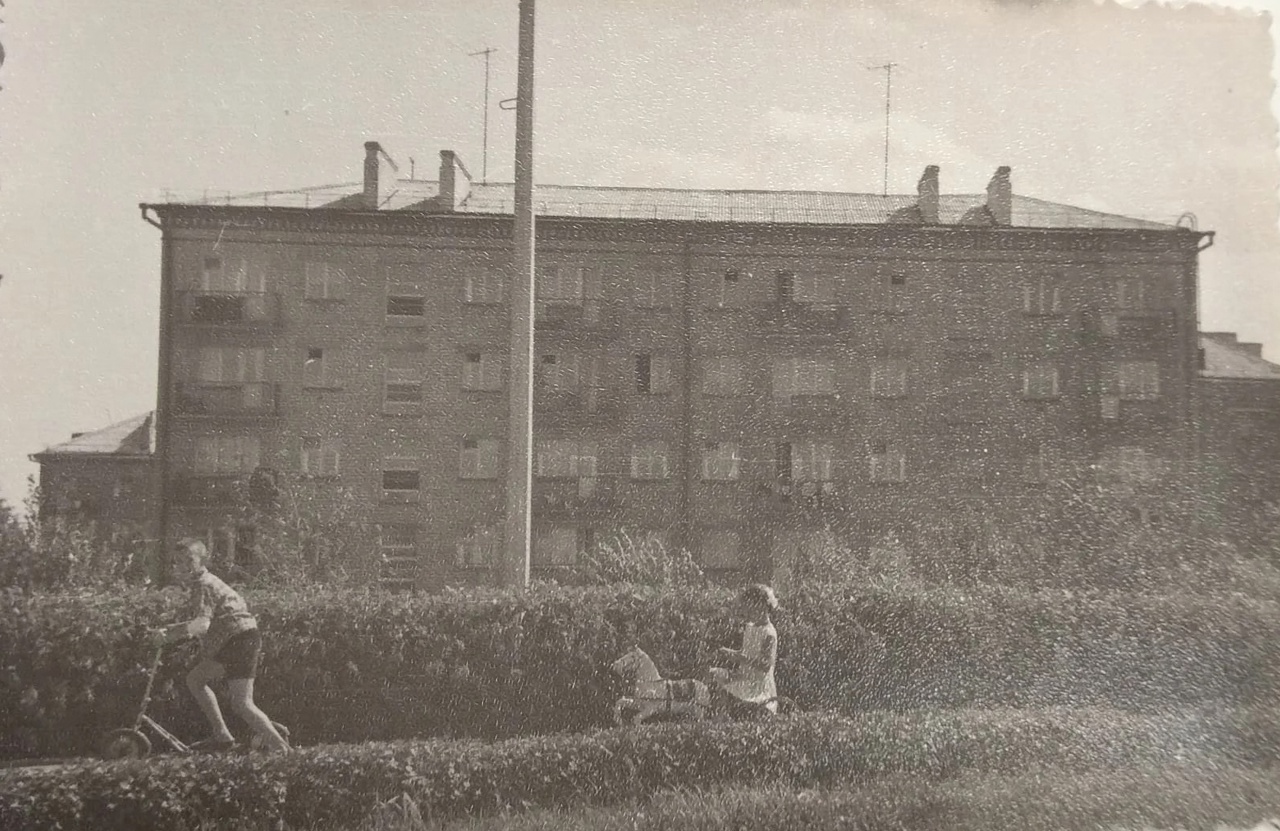 Дом Лихвинцева 58 Ижевск. Дети катаются в сквере Победы у Вечного огня. 1970-е годы.