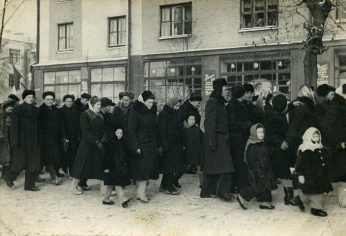 Драгунов Евгений Федорович (в последнем, левом ряду второй слева мужчина в очках) конструктор стрелкового оружия, на демонстрации 7 ноября 1948 г. в Ижевске. Коллекция НМУР.