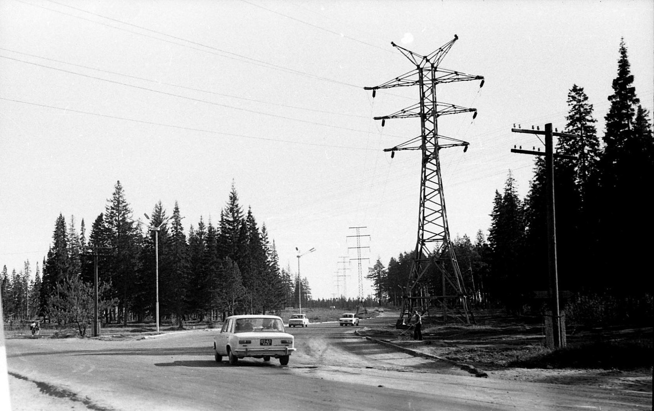Выезд на Бодьинский тракт (перекресток улиц Песочная и Студенческая). 1976 год. Фото Виктора Волкова.