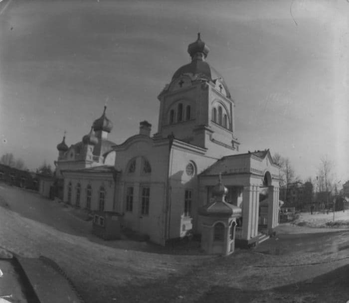 Свято-Троицкая церковь. Ижевск. Во дворе Троицкого собора, 1989 год.