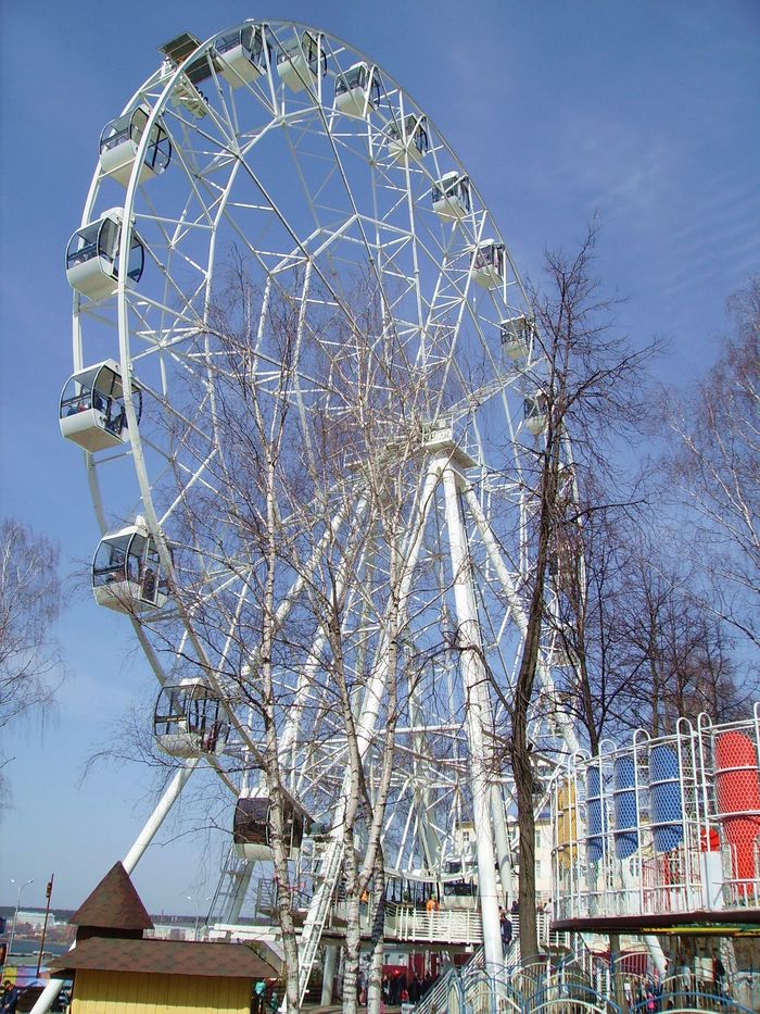 50 метровое колесо обозрения в парке Горького (в летнем саду) Ижевск