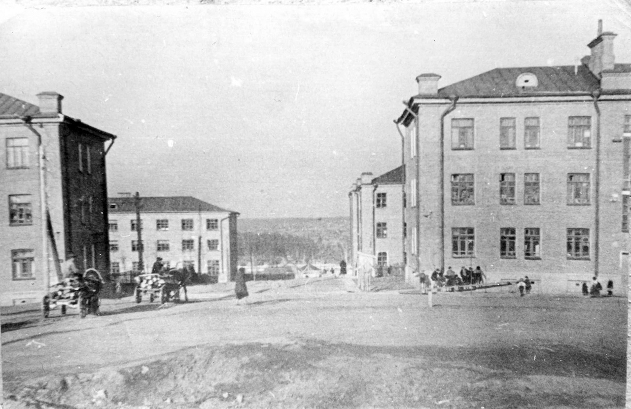 Слева дом 2 (за ним дом 6) площадь им. 50-летия Октября справа дом 1 (за ним дома 4 и 5). Дома для рабочих на Карлутской площади. 1930-е годы. Ижевск.