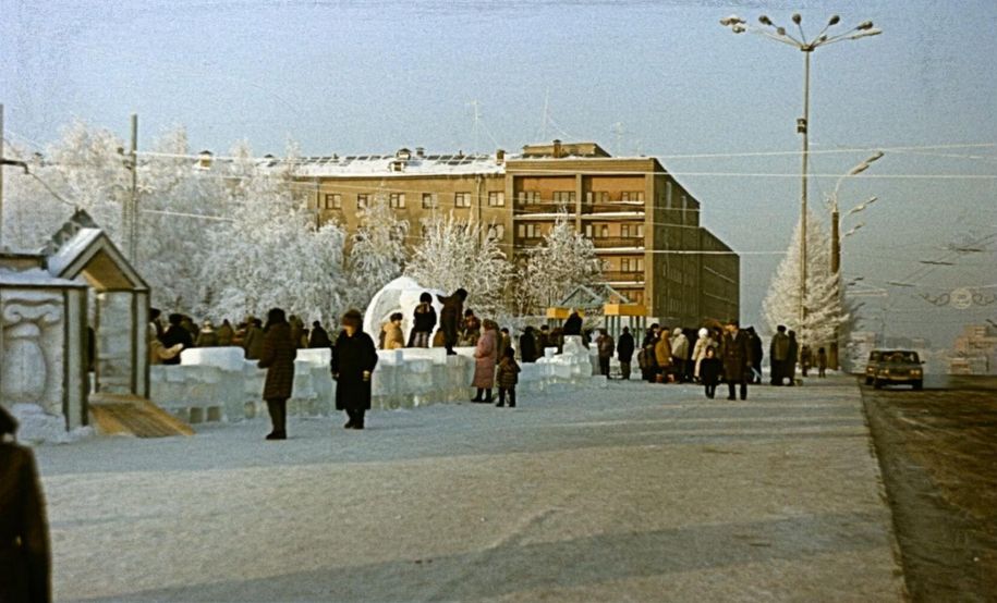 Новогодняя Центральная площадь. Гостиница Центральная. 1992-1993. Ижевск.