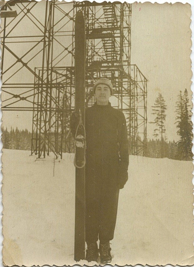 Лыжный трамплин. Фото: 22 января 1956 год, с лыжами Ю.К. Чигвинцев - в будущем российский дипломат, консул России в Монголии, из личного архива А.Е. Ложкина.