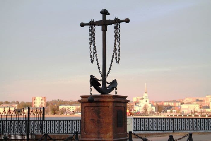 Памятник Якорь в Воткинске.